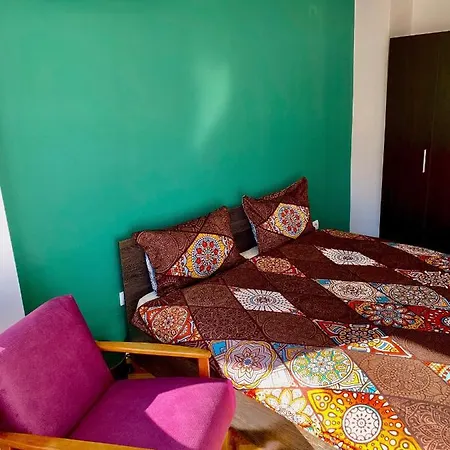 10 Gurgulyat Apartment